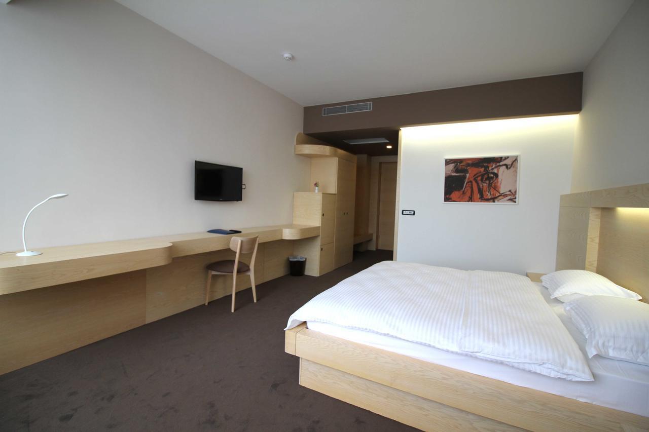 Hotel International Prishtina & Spa Prishtinë Ngoại thất bức ảnh