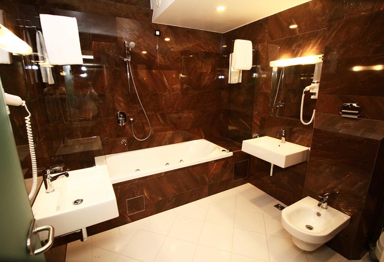 Hotel International Prishtina & Spa Prishtinë Ngoại thất bức ảnh