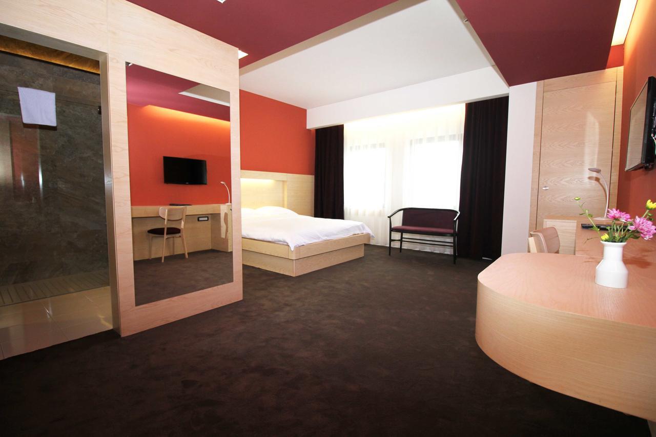 Hotel International Prishtina & Spa Prishtinë Ngoại thất bức ảnh