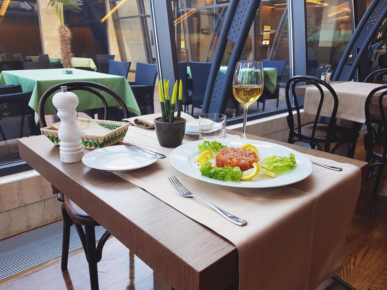 Hotel International Prishtina & Spa Prishtinë Ngoại thất bức ảnh